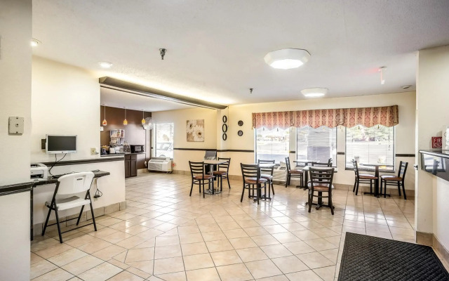 Super 8 by Wyndham Galesburg