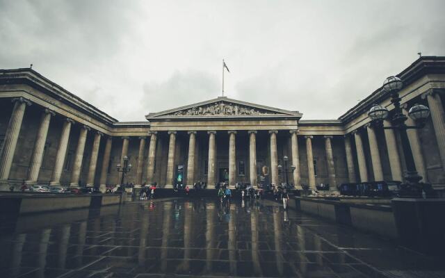 Inviting top Floor one Bedroom Apartment With Terrace by Trafalgar Square