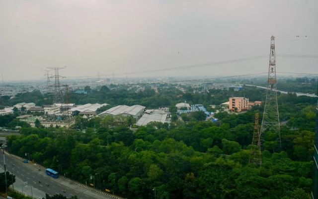 Cozy with Modern Design Studio Apartment at Tamansari The Hive