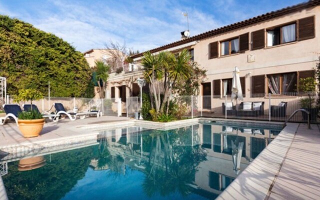 A Gorgeous, 2-bedroom Apartment in a Villa With Beautiful sea View and