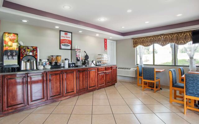 Econo Lodge Inn & Suites