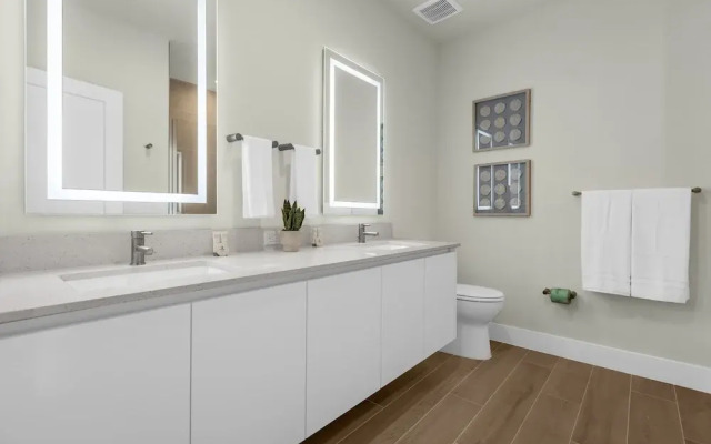 Upstay - Modern Family Townhome With Pool