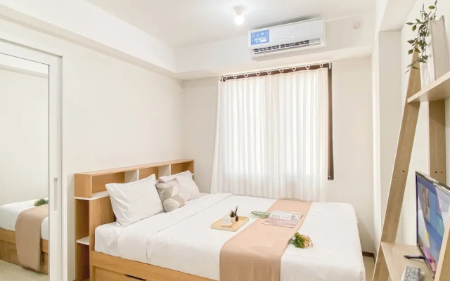 Modern Minimalist With Wooden Touch Studio At Apartment Meikarta – Guest Rooms – Cibatu