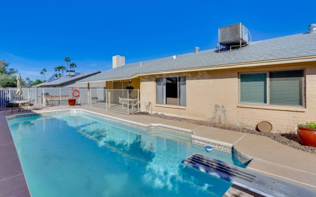 Pool, Patio & Fireplace: Glendale Oasis!