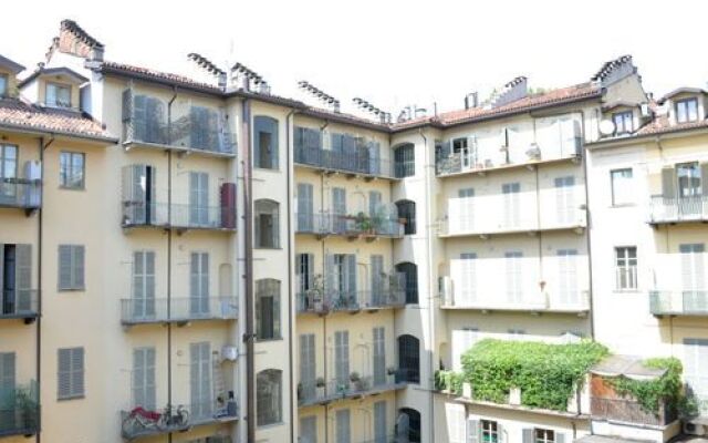 ROSSO MAGENTA - Luminoso loft in centro e a due passi dalla stazione