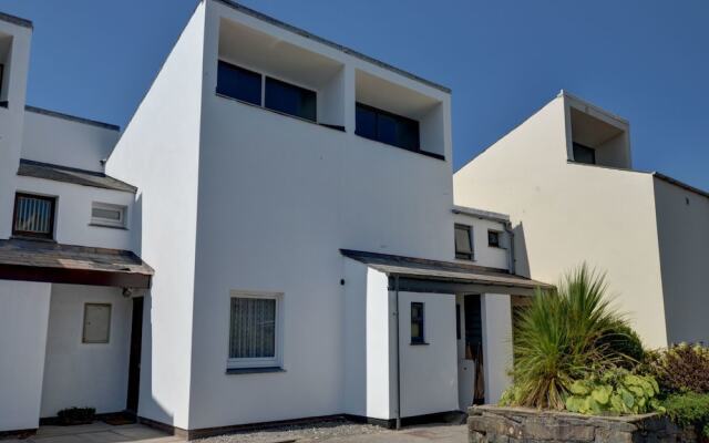 Serene Holiday Home in Porthmadog near Beach