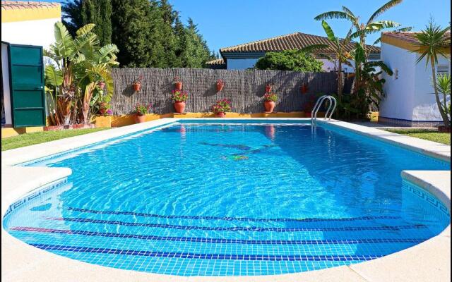 Chalet con piscina en Roche Viejo
