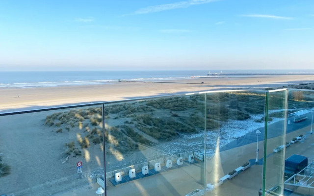 Sea Wall Retreat With Views