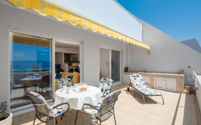 Seaside Apartment Gold 1row