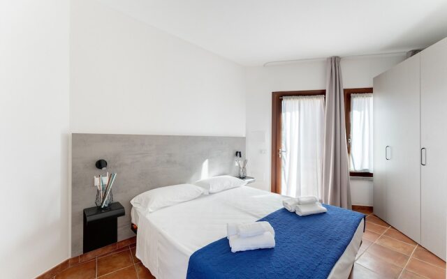 Residence with pool in Isola Rossa
