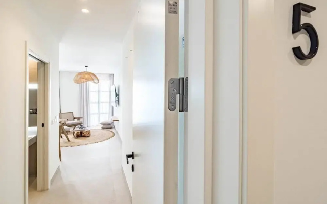 A5- Seaclub Suites by Roomservices