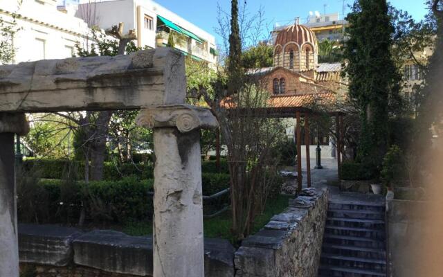 Athens-Plaka, Peter’s beautiful apartment in Temple of Zeus