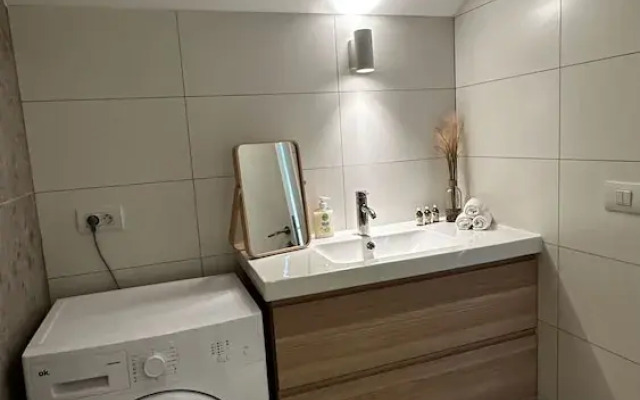 Luxury 1BR Near Fashion District by Oneluxstay