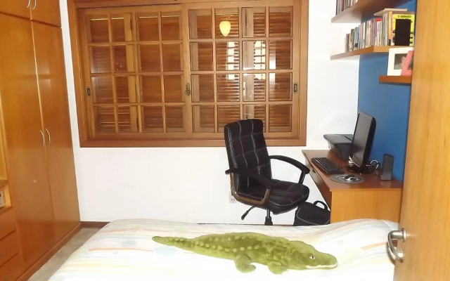 Alugo quarto com internet