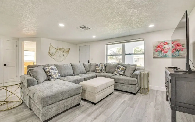 Canal-front Holiday Home Near Beach: Swim & Paddle