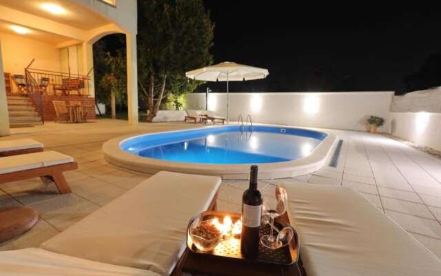 Max - Luxurious With Pool - A1