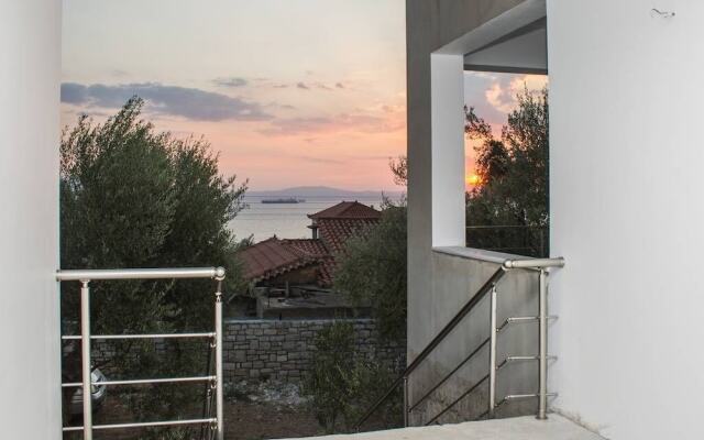 Nina's Villa, Cosy Seaview Retreat