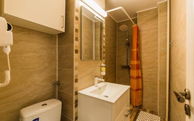 Tania Grand Apart