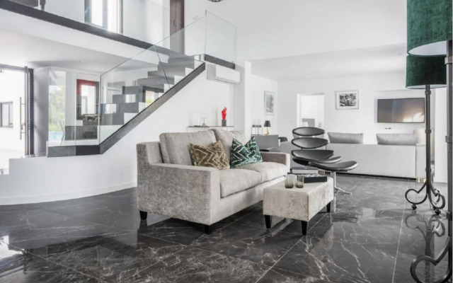 19999- Magnificent and modern decorated villa