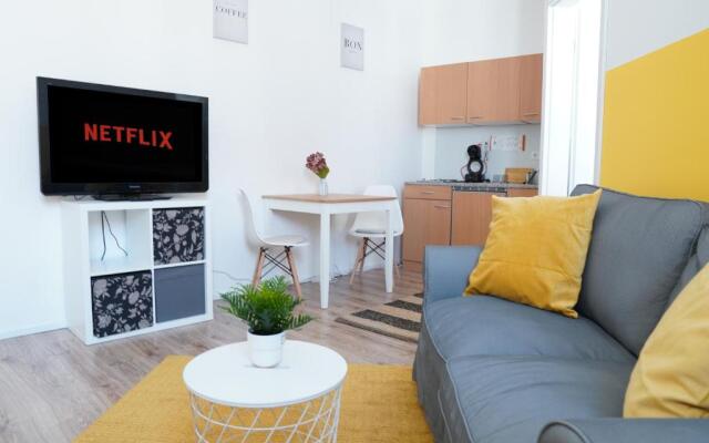 FULL HOUSE Studios - Yellow Apartment - NETFLIX + Nescafé