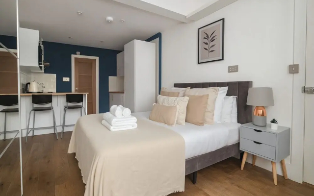 Modern Studio Flat in Hammersmith