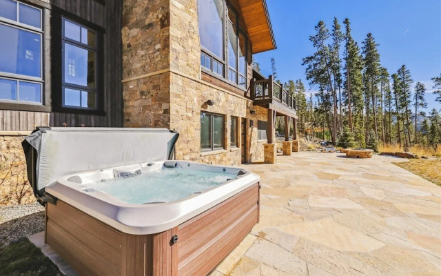 Northwoods 5 Bedroom Home by RedAwning