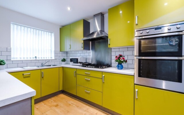 Beautiful 3-bed House in Salford,