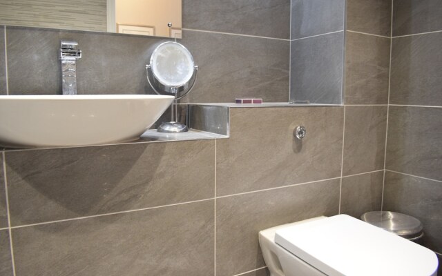 Newly Refurbished Thameside Apartment