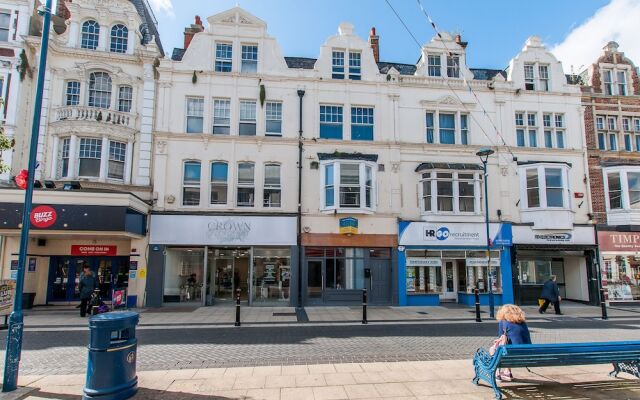 3 Bed Flat In Pedestrianized High Street