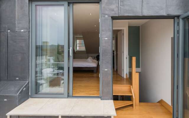 Delightful Dalston Home with Beautiful Balcony