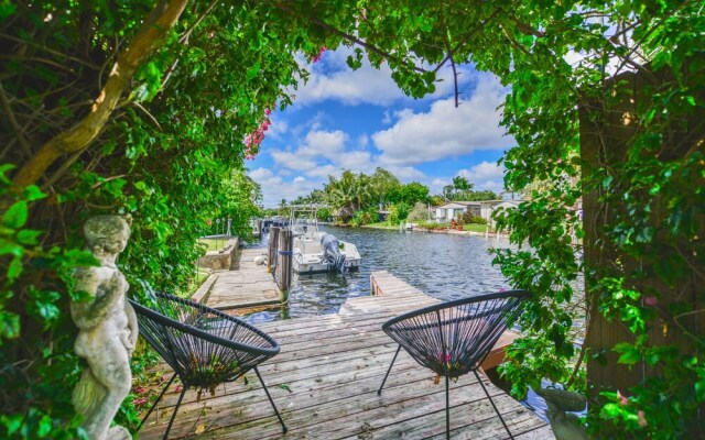 Wonderful 2BR House with Canal Access