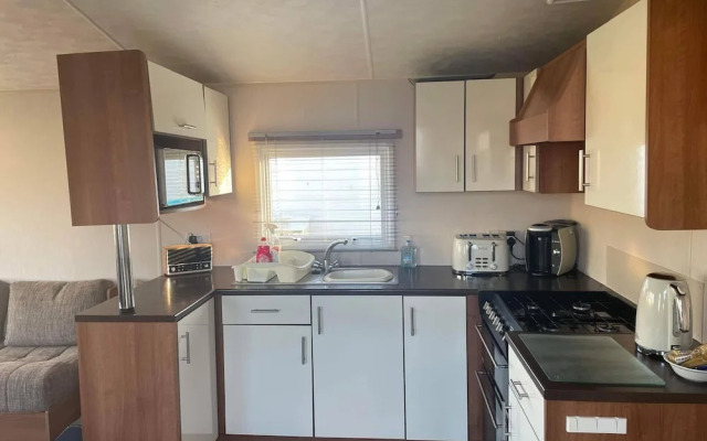 2022 Holiday Home 2 Bedroom With Decking