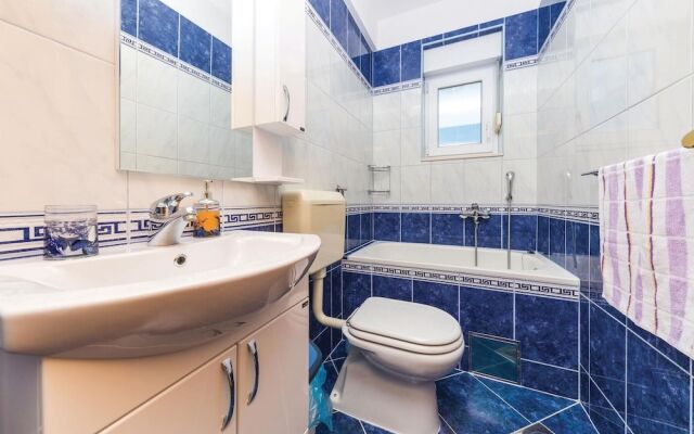 Nice Home in Kastel Kambelovac With Wifi and 4 Bedrooms