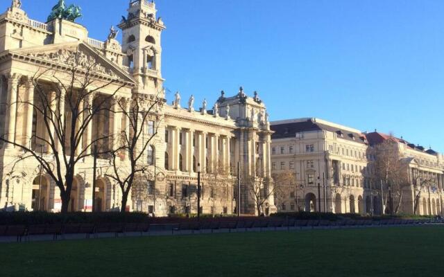 Your Private Parliament View In The Lap Of Luxury