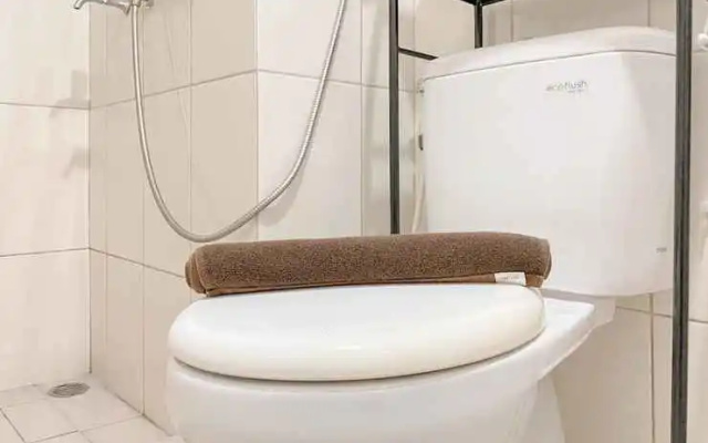 Spacious and Good 3BR at Springlake Summarecon Bekasi Apartment By Travelio – Bathroom – Bekasi