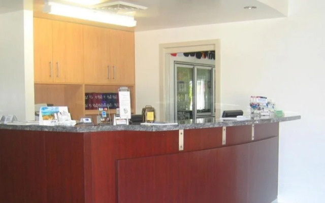 Country Roads Motor Inn