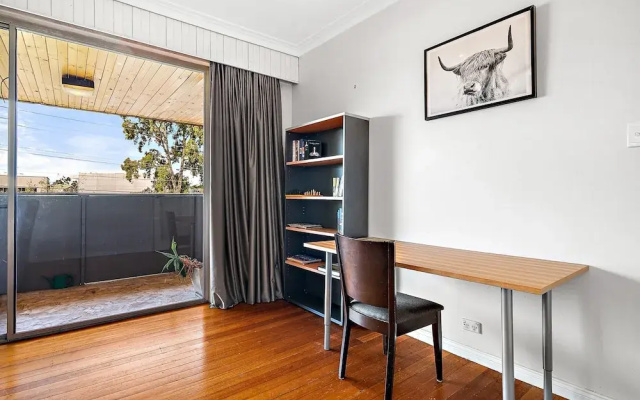 Spacious 5-bed Home With Pool in Glen Iris