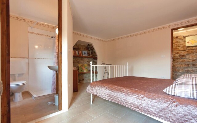 Nice Home in Gracisce With 6 Bedrooms, Internet and Outdoor Swimming Pool