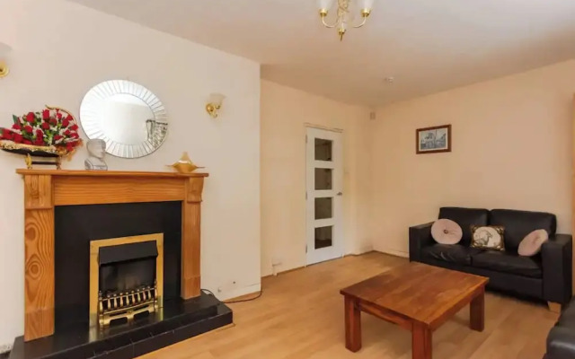 Homely 3 Bedroom House With a Garden