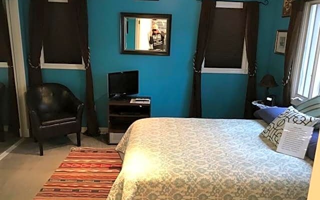 Elaines Hollywood Bed And Breakfast