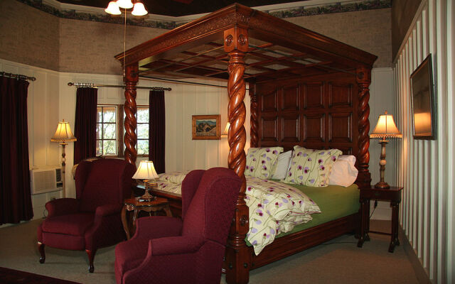 Old Crocker Inn