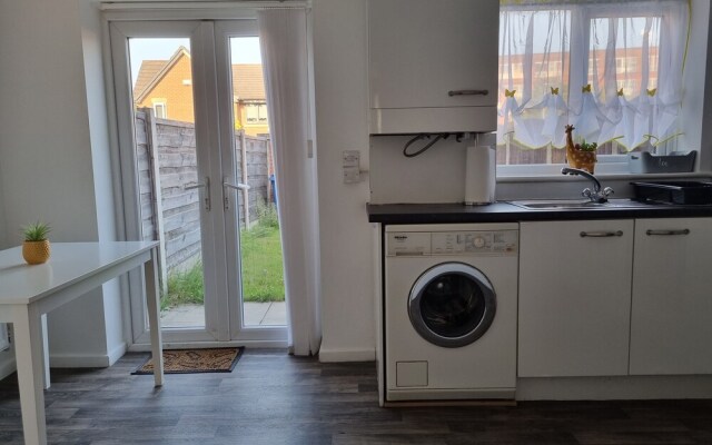 Charming 3-bed House in Leigh Siddow Common