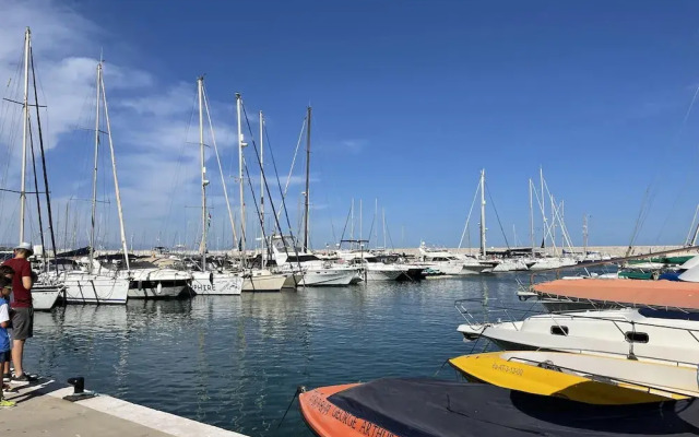 Luxurious Three Bedroom Duplex Apt Close to Beach