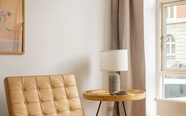 Sanders Noble - Fantastic 5-bdr Apt in the Capital