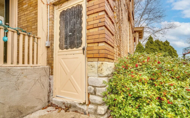 Walk to Garden & Restaurants: Zanesville Apartment