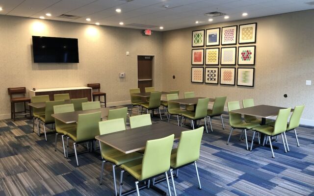 Holiday Inn Express & Suites Madison West Middleton