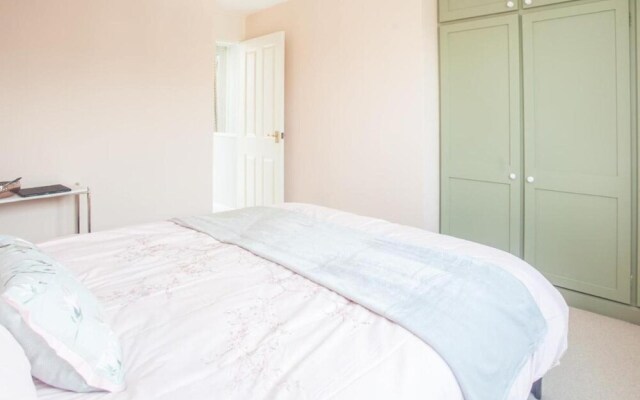Sunny and Bright 1 Bed Apartment in London