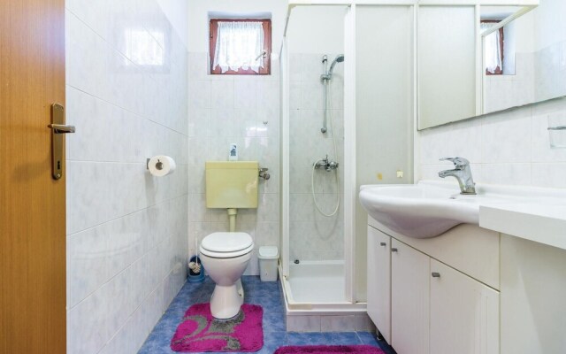 Amazing Home in Liznjan With Wifi and 2 Bedrooms