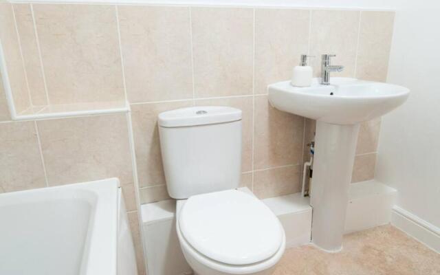 *NEW* Central Derby Apt, with Parking - Sleeps 6
