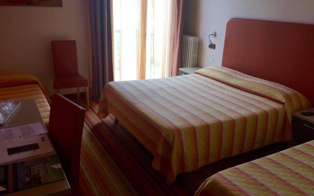 Hi Hotels Sirmione - Lakeview Pool